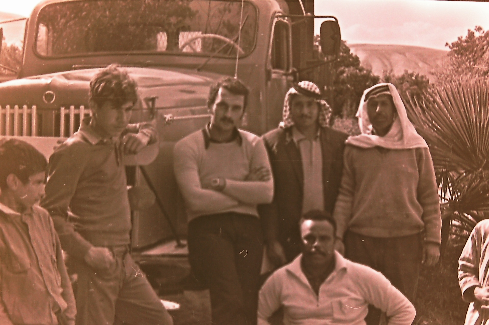 Samsam Al-Nimer (center) with the farmers and workers of Fasayel.