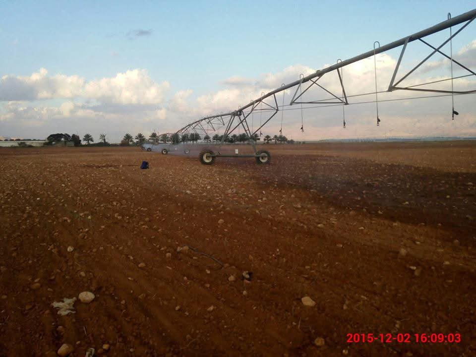 Center-pivot ready over a freshly prepared field — Fasayel, 2015.